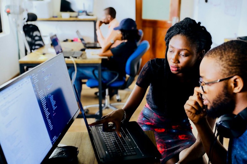 Profissionais implementando juntos no computador