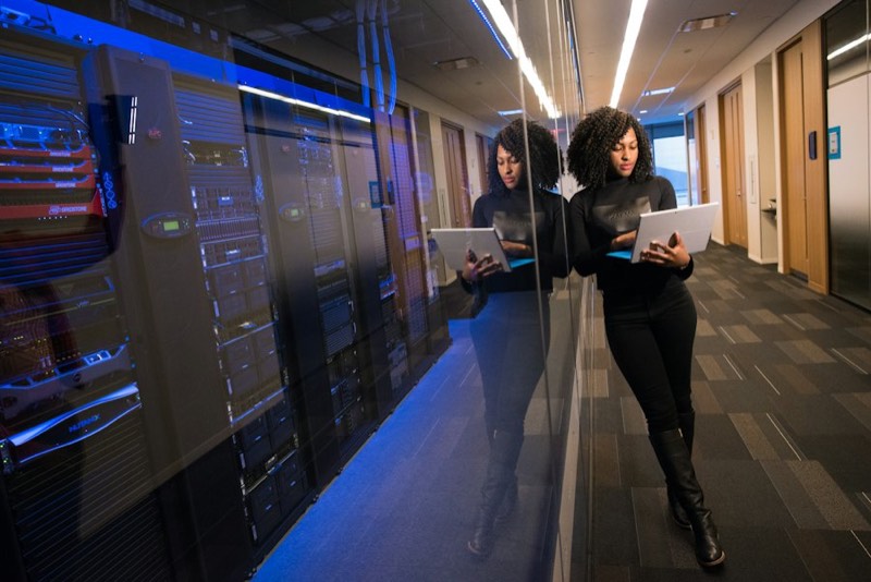 Profissionais de tecnologia em datacenter